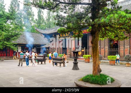 Chengdu, Chine - 25 septembre 2017 : vue imprenable de l'encens brûlé dans la cour pittoresque du temple Wenshu. Banque D'Images