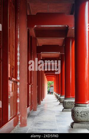 Leshan, Chine - 28 septembre 2017 : impressionnant couloir en bois rouge du temple bouddhiste dans la zone pittoresque du Bouddha géant de Leshan. Banque D'Images