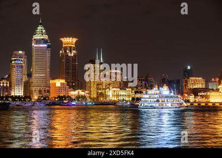 Shanghai, Chine - 4 octobre 2017 : vue imprenable de nuit sur le Bund (Waitan). Lumières colorées de la ville reflétées dans l'eau. Banque D'Images