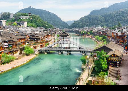 Fenghuang, Chine - 23 septembre 2017 : vue aérienne impressionnante de la ville antique de Phoenix et de la rivière Tuojiang (rivière Tuo Jiang). Banque D'Images