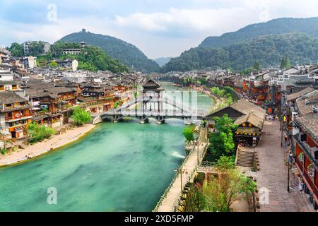 Fenghuang, Chine - 23 septembre 2017 : vue aérienne impressionnante de la ville antique de Phoenix et de la rivière Tuojiang (rivière Tuo Jiang). Banque D'Images