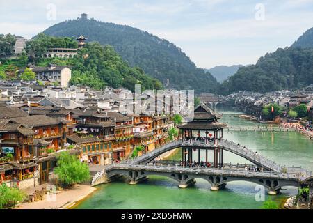 Fenghuang, Chine - 23 septembre 2017 : vue aérienne impressionnante de la ville antique de Phoenix et de la rivière Tuojiang (rivière Tuo Jiang). Banque D'Images