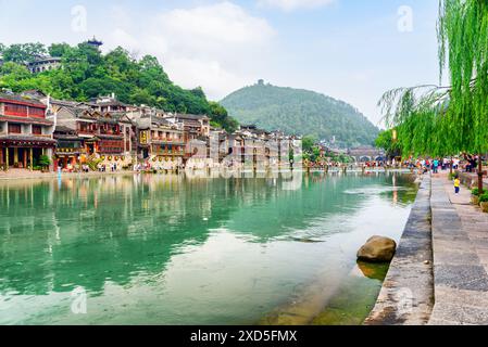 Fenghuang, Chine - 23 septembre 2017 : vue imprenable sur l'ancienne ville de Phoenix (comté de Fenghuang) et la rivière Tuojiang (rivière Tuo Jiang). Banque D'Images