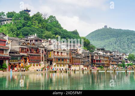 Fenghuang, Chine - 23 septembre 2017 : vue imprenable sur l'ancienne ville de Phoenix (comté de Fenghuang) et la rivière Tuojiang (rivière Tuo Jiang). Banque D'Images