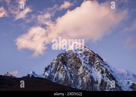 Sommet de Pumori du point de vue de l'acclimatation de Hala Patthar . Montagne Pumori à la frontière Népal-Chine dans la section Mahalangur de l'Himalaya. Huit Banque D'Images