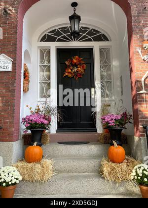 Une maison historique classique à Salem Massachusetts est élégamment décorée avec des citrouilles d'automne, des fleurs et une couronne d'automne dans les jours précédant Halloween Banque D'Images