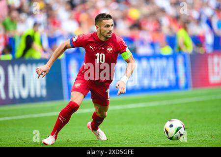 Dusan Tadic Serbia in Aktion, UEFA EURO 2024 - Group C, Slovénie vs Serbie, Fussball Arena Muenchen AM 20. Juin 2024 à Muenchen, Deutschland. Foto von Silas Schueller/DeFodi images Dusan Tadic Serbia contrôle le ballon, UEFA EURO 2024 - Group C, Slovénie vs Serbie, Munich Football Arena le 20 juin 2024 à Munich, Allemagne. Photo de Silas Schueller/DeFodi images Defodi-738 738 SVNSRB 20240620 176 *** Dusan Tadic Serbie en action, UEFA EURO 2024 Groupe C, Slovénie vs Serbie, Munich Football Arena le 20 juin 2024 à Munich, Allemagne photo de Silas Schueller DeFodi images Dusan Tadic Serbie contrôle Banque D'Images