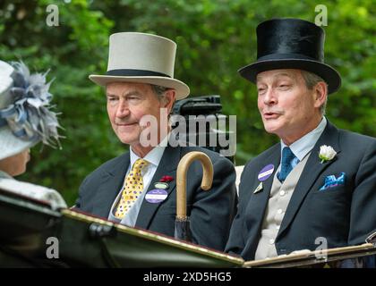 Ascot, Royaume-Uni 20 juin 2024 Sir Timothy Lawrence et M. Daniel Chatto arrivent à la Journée des dames, Royal Ascot, accompagnés dans leur transport par la Princesse Royale et Lady Sarah Chatto. Crédit : MartinJPalmer/Alamy Live News Banque D'Images