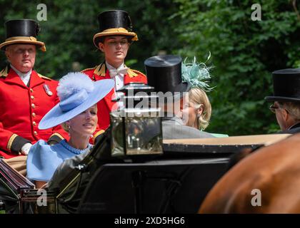 Ascot, Royaume-Uni 20 juin 2024 Zara Tindall et son mari Mike arrivent à Ascot Ladies' Day accompagnés dans leur calèche par le duc et les duches de Richmond. Crédit : MartinJPalmer/Alamy Live News Banque D'Images