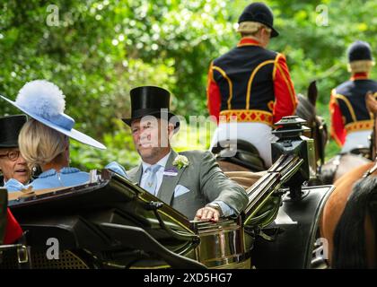 Ascot, Royaume-Uni 20 juin 2024 Zara Tindall et son mari Mike arrivent à Ascot Ladies' Day accompagnés dans leur calèche par le duc et les duches de Richmond. Crédit : MartinJPalmer/Alamy Live News Banque D'Images