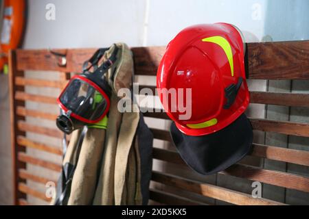 Uniforme de pompier, casque et masque au poste Banque D'Images