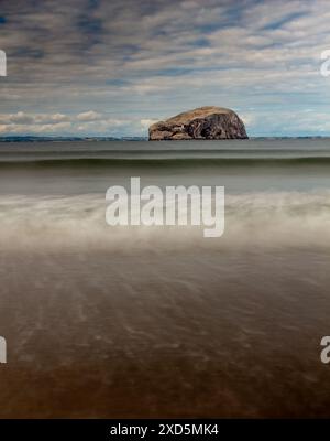 Vue verticale de Bass Rock depuis une plage près de North Berwick sur la côte est de l'Écosse Banque D'Images
