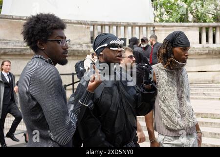 Maluma le rappeur colombien, Bloody Osiris le styliste est parti des nombreux invités du show Rick Owens au palais de tokyo Banque D'Images