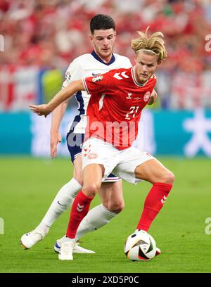 L'Anglais Declan Rice (à gauche) et le Danois Morten Hjulmand se battent pour le ballon lors du match UEFA Euro 2024 à la Frankfurt Arena de Francfort, en Allemagne. Date de la photo : jeudi 20 juin 2024. Banque D'Images