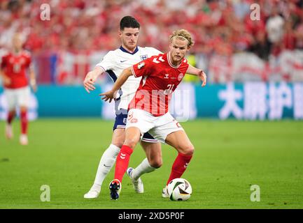 L'Anglais Declan Rice (à gauche) et le Danois Morten Hjulmand se battent pour le ballon lors du match UEFA Euro 2024 à la Frankfurt Arena de Francfort, en Allemagne. Date de la photo : jeudi 20 juin 2024. Banque D'Images