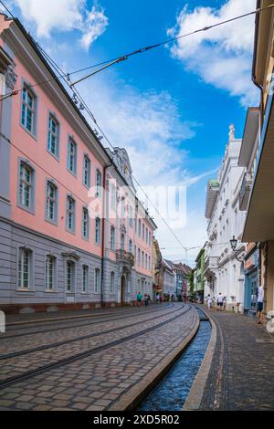 Freiburg im Breisgau, Allemagne, 23 juillet 2023, vieille ville rues pavées étroites, façades historiques colorées de vieilles maisons et rails de tramway en beau Banque D'Images