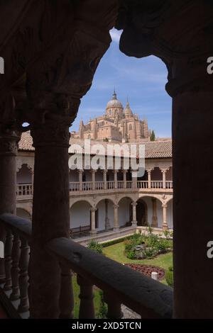 Espagne, Castille et Léon, Salamanque, Convento de las Duenas qui est un couvent dominicain construit aux 15ème et 16ème siècles, cathédrale de Salamanque encadrée avec les arches du cloître supérieur. Banque D'Images