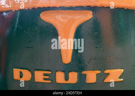 Itterbeck, Allemagne - 16 juin 2024 logo d'un tracteur oldtimer : une Deutz avec un logo nostalgique des années cinquante Banque D'Images