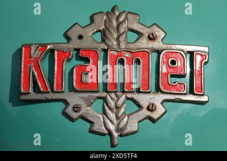 Itterbeck, Allemagne - 16 juin 2024 logo d'un tracteur oldtimer : Kramer. Kramer-Werke GmbH a construit des tracteurs entre 1925 et 1973 Banque D'Images