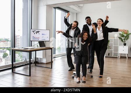Des collègues diversifiés qui s'amusent dans un environnement de bureau moderne Banque D'Images
