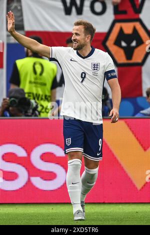 20 juin 2024, Hesse, Francfort/M. : Football : Championnat d'Europe, Danemark - Angleterre, Tour préliminaire, Groupe C, Journée 2, le joueur de Frankfurt Arena, Angleterre Harry Kane célèbre après avoir marqué pour atteindre 0-1. Photo : Swen Pförtner/dpa Banque D'Images