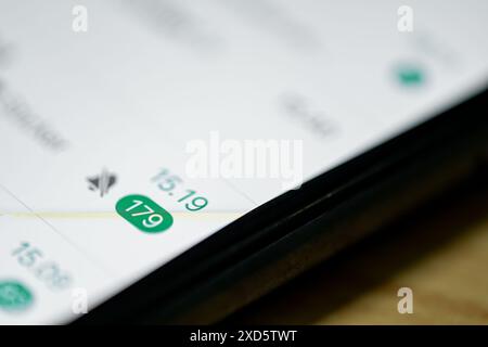 Gros plan de l'écran d'un téléphone intelligent affichant une application de messagerie avec une notification indiquant 179 messages non lus. Banque D'Images