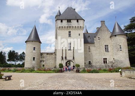 Château du Rivau : château Renaissance française dans la vallée de la Loire, Touraine avec roseraies et jardins de contes de fées. Entrée. Été, juin. Lémeré, France Banque D'Images