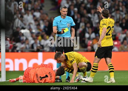 L'arbitre slovène Slavko Vincic fait un geste contre Marcel Sabitzer (20 ans) de Dortmund avec le gardien Gregor Kobel (1 an) de Dortmund sur le terrain lors d'un match de football entre le Borussia Dortmund allemand et le Real Madrid CF espagnol lors de la finale de l'UEFA Champions League de la saison 2023-24, le dimanche 1 juin 2024 à Londres , Royaume-Uni . PHOTO SPORTPIX | David Catry Banque D'Images