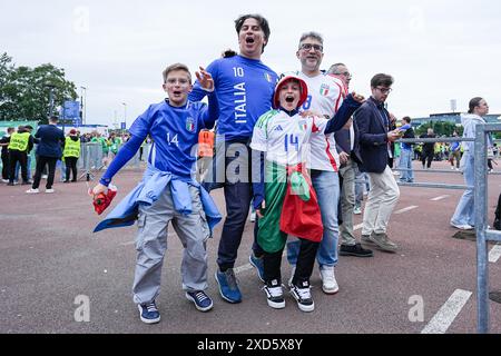 Gelsenkirchen, Allemagne. 20 juin 2024. Gelsenkirchen, Allemagne, 20 juin 2024 : les fans de l'Italie avant le match de football UEFA EURO 2024 Allemagne du Groupe B entre l'Espagne et l'Italie à l'Arena AufSchalke à Gelsenkirchen, Allemagne. (Daniela Porcelli/SPP) crédit : SPP Sport Press photo. /Alamy Live News Banque D'Images