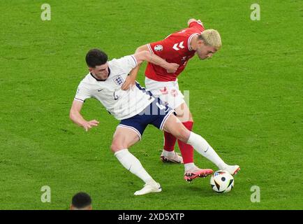 L'Anglais Declan Rice (à gauche) et le Danois Jonas Wind s'affrontent pour le ballon lors du match UEFA Euro 2024 à la Frankfurt Arena de Francfort, en Allemagne. Date de la photo : jeudi 20 juin 2024. Banque D'Images