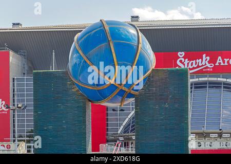 Belgrade, Serbie - 19 juin 2023 : Big Blue Basketall Monument devant Stark Arena Modern Sports Facility lors de la journée d'été. Banque D'Images