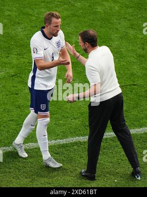 L'Anglais Harry Kane serre la main de l'entraîneur Gareth Southgate après avoir été remplacé lors du match de l'UEFA Euro 2024 à la Frankfurt Arena de Francfort, en Allemagne. Date de la photo : jeudi 20 juin 2024. Banque D'Images