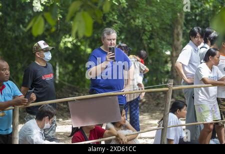 Chiang mai, Thaïlande. 20 juin 2024. Un visiteur prend des photos pendant le festival. Le festival est unique et peu fréquenté par des étrangers, mais a lieu chaque année dans les contreforts de la montagne Doi Kham, pour rendre hommage à deux anciens esprits géants, pu SAE et ya SAE. Crédit : SOPA images Limited/Alamy Live News Banque D'Images