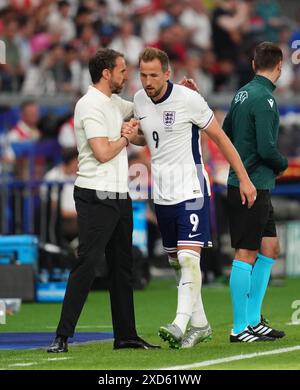 L'Anglais Harry Kane serre la main de l'entraîneur Gareth Southgate après avoir été remplacé lors du match de l'UEFA Euro 2024 à la Frankfurt Arena de Francfort, en Allemagne. Date de la photo : jeudi 20 juin 2024. Banque D'Images