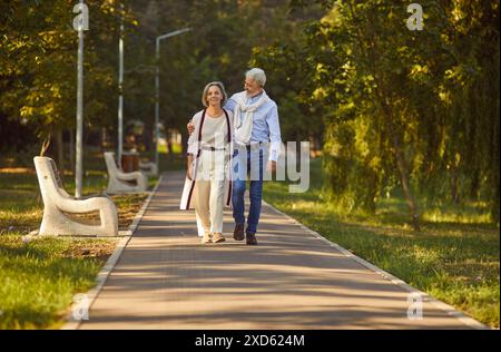 Heureux couple senior profitant de vacances dans City Park Banque D'Images