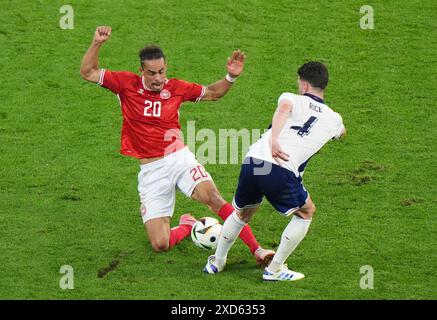 Le danois Yussuf Poulsen (à gauche) et l'anglais Declan Rice lors du match de l'UEFA Euro 2024 à la Frankfurt Arena de Francfort, en Allemagne. Date de la photo : jeudi 20 juin 2024. Banque D'Images