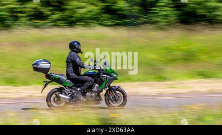 Milton Keynes, Royaume-Uni - 20 juin 2024 : moto Kawasaki KLZ 1000 verte 2022 sur une route de campagne britannique Banque D'Images