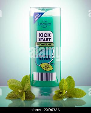 Mansfield, Nottingham, Royaume-Uni, 20 juin 2024 : image de produit studio du gel douche Lacura Kick Start produit pour Aldi Stores Limited. Banque D'Images