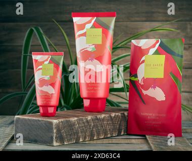 Mansfield, Nottingham, Royaume-Uni, 20 juin 2024 : image de produit studio des produits de soins personnels Ted Baker. Banque D'Images
