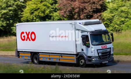 Milton Keynes, Royaume-Uni - 20 juin 2024 : 2020 camion blanc DAF Trucks conduisant sur une route de campagne britannique Banque D'Images