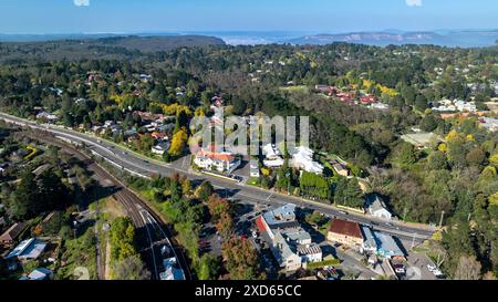 Photographie aérienne par drone de la Great Western Highway traversant le canton de Wentworth Falls avec Jamison Valley en arrière-plan Banque D'Images