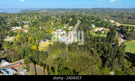 Photographie aérienne par drone de la Great Western Highway traversant le canton de Wentworth Falls avec Jamison Valley en arrière-plan Banque D'Images