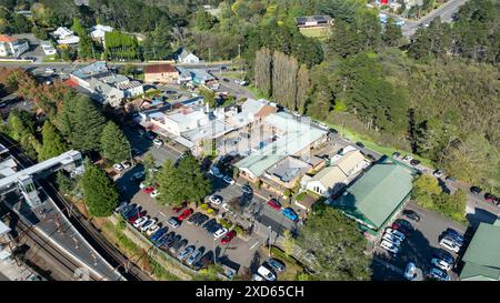 Photographie aérienne par drone des bâtiments et de la gare dans la rue principale du canton de Wentworth Falls dans les Blue Mountains en Nouvelle-Galles du Sud Banque D'Images