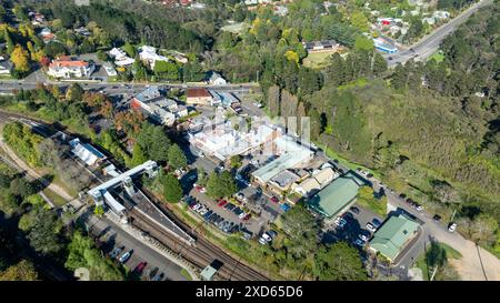 Photographie aérienne par drone des bâtiments et de la gare dans la rue principale du canton de Wentworth Falls dans les Blue Mountains en Nouvelle-Galles du Sud Banque D'Images