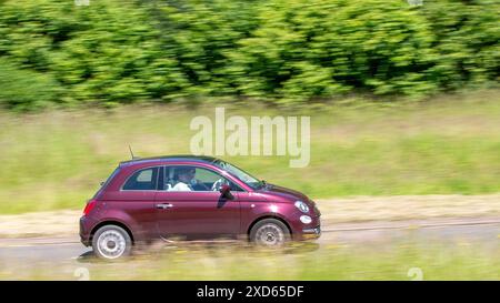 Milton Keynes, Royaume-Uni - 20 juin 2024 : 2018 voiture rouge Fiat 500 conduite sur une route de campagne britannique Banque D'Images