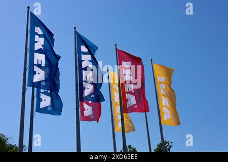 Antalya, Turquie - 19 juin 2024 : drapeaux IKEA agitant contre le ciel Banque D'Images