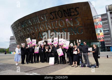 USAGE ÉDITORIAL SEULS les membres de l'Union des musiciens (MU) de l'orchestre du Welsh National Opera (WNO) font une démonstration avant l'exécution par WNO de il trittico de Puccini au Wales Millennium Centre. Date de la photo : jeudi 20 juin 2024. Banque D'Images