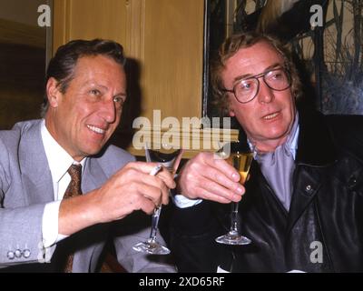 Michael Caine et Frederick Forsyth à la Langan's Brasserie, Londres promouvant le quatrième Photocol, écrit par F. Forsyth et mettant en vedette M. Caine Banque D'Images