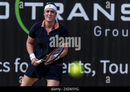 20 juin 2024 ; Rot Weiss Tennis Club, Grunewald, Berlin, Allemagne ; ecotrans WTA Ladies 500 Tennis German Open Berlin, jour 4 ; ons Jabeur contre Linda Noskova en simple match féminin Banque D'Images