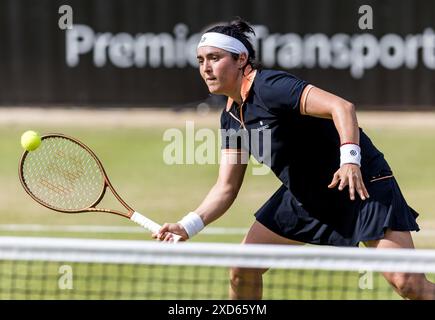 20 juin 2024 ; Rot Weiss Tennis Club, Grunewald, Berlin, Allemagne ; ecotrans WTA Ladies 500 Tennis German Open Berlin, jour 4 ; ons Jabeur contre Linda Noskova en simple match féminin Banque D'Images